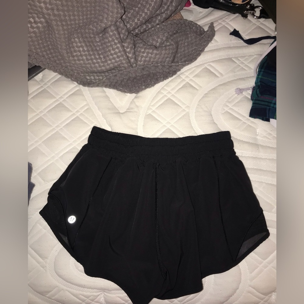lululemon hotty hot 2.5 shorts